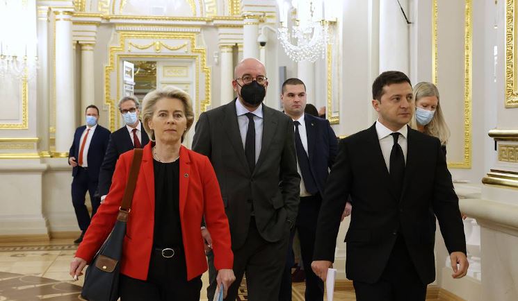 Ursula von der Leyen dhe Borrell drejt Kievit për t’u takuar me Zelensky-n