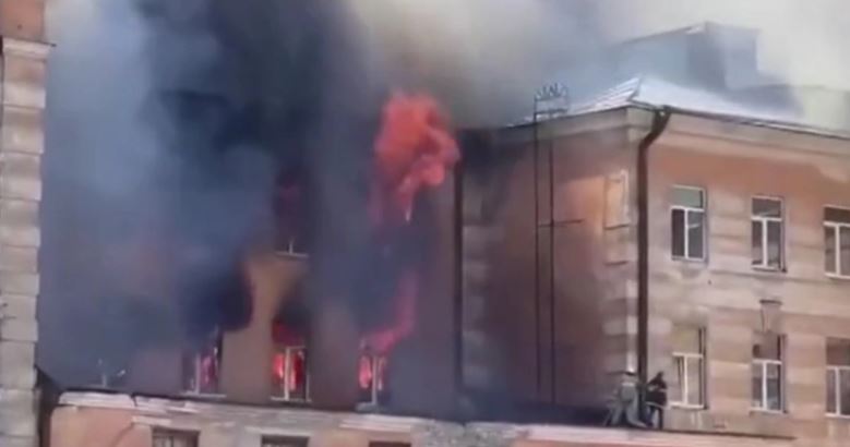 Shpërthen zjarri në  ndërtesën ushtarake në Rusi,  shtatë viktima