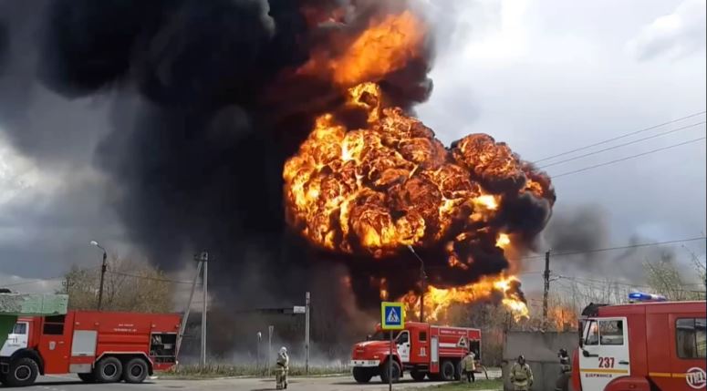 VIDEO/ Shpërthen zjarri në një fabrikë kimike në Rusi, re të mëdha tymi “pushtojnë” qiellin