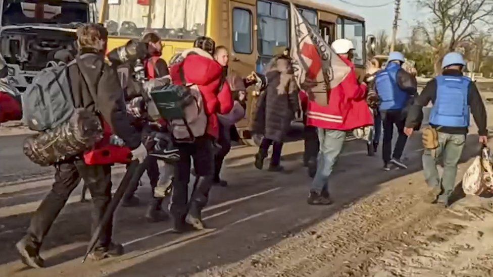 Të rrethuar prej javësh,  evakuohen civilët nga uzina Azovstal në Mariupol