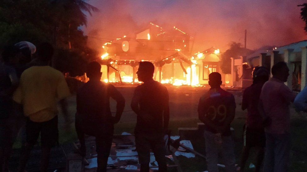 Kriza ekonomike, protestuesit në Sri Lanka djegin shtëpitë e kryeministrit të dorëhequr dhe deputetëve