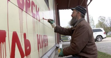 “Paqe Ukrainës”, rusi shkruan në biznesin e tij emrat e qyteteve ukrainase të sulmuara nga Kremlini