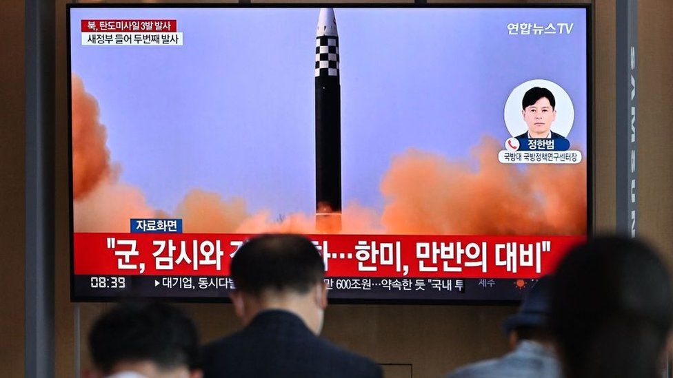 Koreja e Veriut lëshon tri raketa balistike disa orë pasi përfundoi vizita e Bidenit në Azi