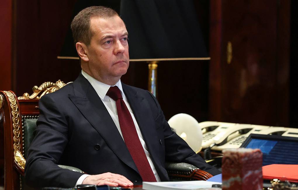 Miratoi 40 milionë ndihmë për Ukrainën, Medvedev: SHBA po zhvillon “luftë me prokurë”