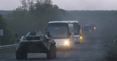 “Nga një ferr në tjetrin”, ushtarët që u larguan nga Azovstali flasin më në fund me të afërmit e tyre