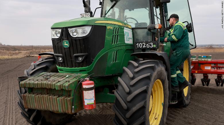 Rusët plaçkisin automjete bujqësore me vlerë 5 milion dollarë, por ukrainasit “i bëjnë gjëmën”, i nxjerrin jashtë funksionit