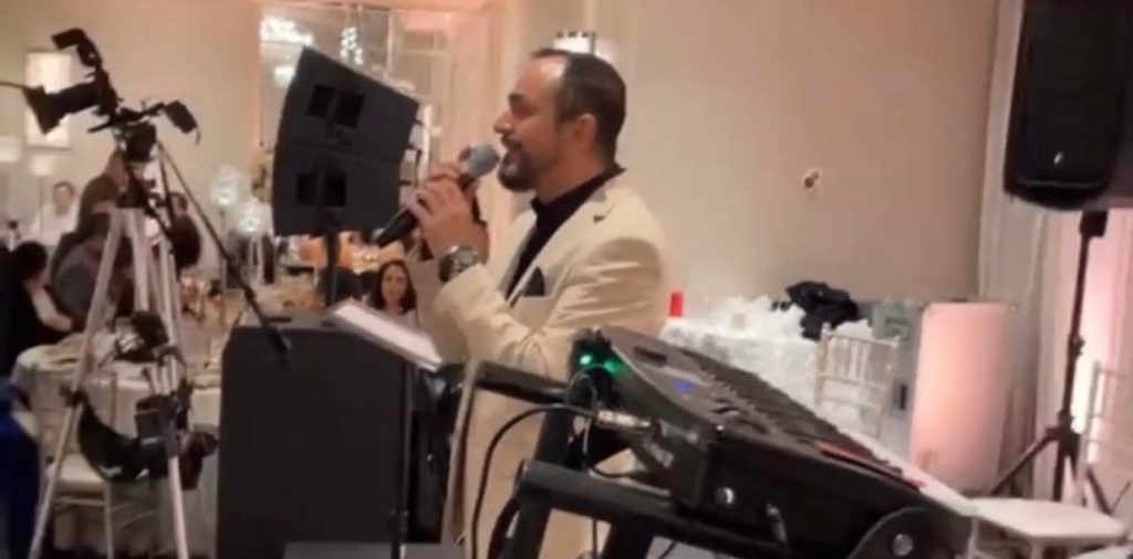 VIDEO/ Këngëtari i njohur “mbulohet” me para në dasmën shqiptare në SHBA