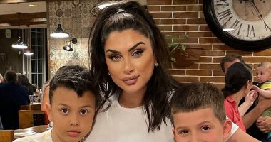 Çiljeta pozon me djalin e saj dhe të birin e Alban Hoxhës, komentet janë të shumta