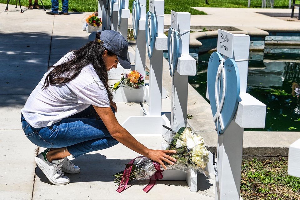 E ngarkuar emocionalisht, Meghan Markle nderon në fshehtësi viktimat e masakrës në Teksas
