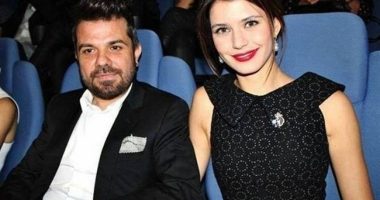 Beren Saat i futet muzikës, e ndihmon bashkëshorti saj këngëtar