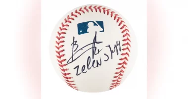 Del në ankand topi i bejsbollit i nënshkruar nga Zelensky, kap shifrat marramendëse