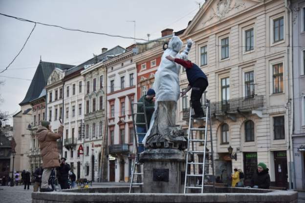 U hoqën prej luftës, rivendosen veprat e artit në Lviv