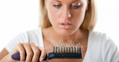 I bëjmë të gjithë, tre gjërat që shkaktojnë rënien e flokëve