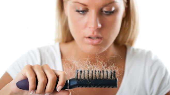 I bëjmë të gjithë, tre gjërat që shkaktojnë rënien e flokëve