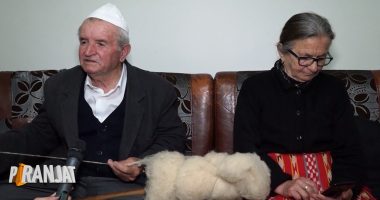 Çift i rrallë! Plaku tjerr lesh, plaka lundron në internet