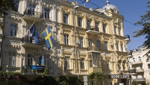 Ambasada suedeze rikthehet në Kiev