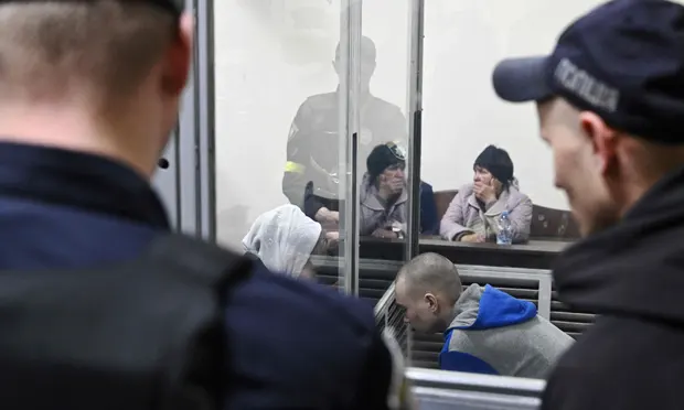 I vrau burrin, ushtari 21 vjeçar rus i kërkon falje vejushës ukrainase në gjykatë
