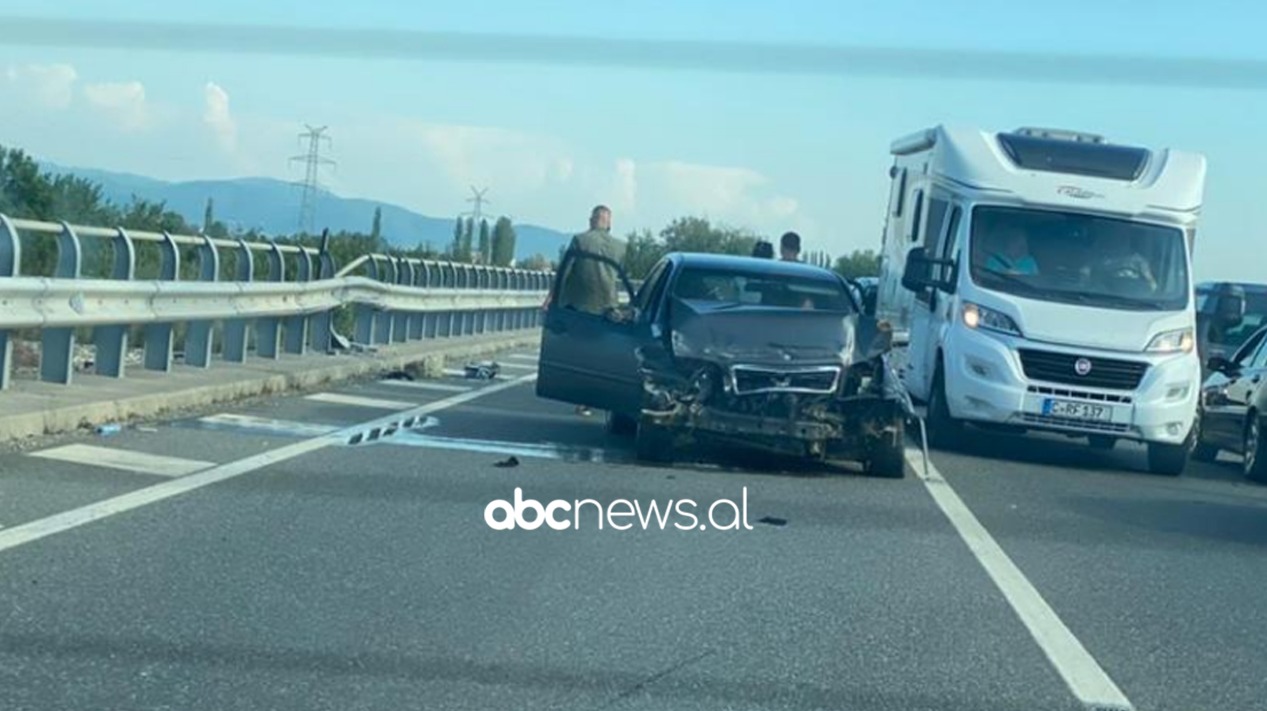 Dy aksidente brenda orës në Lezhë, “Benzi” përplaset me bordurën e urës, plagoset çifti