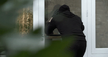 Ndodh në Berat, dy të rinjtë shkulin dhe vjedhin derën e pallatit