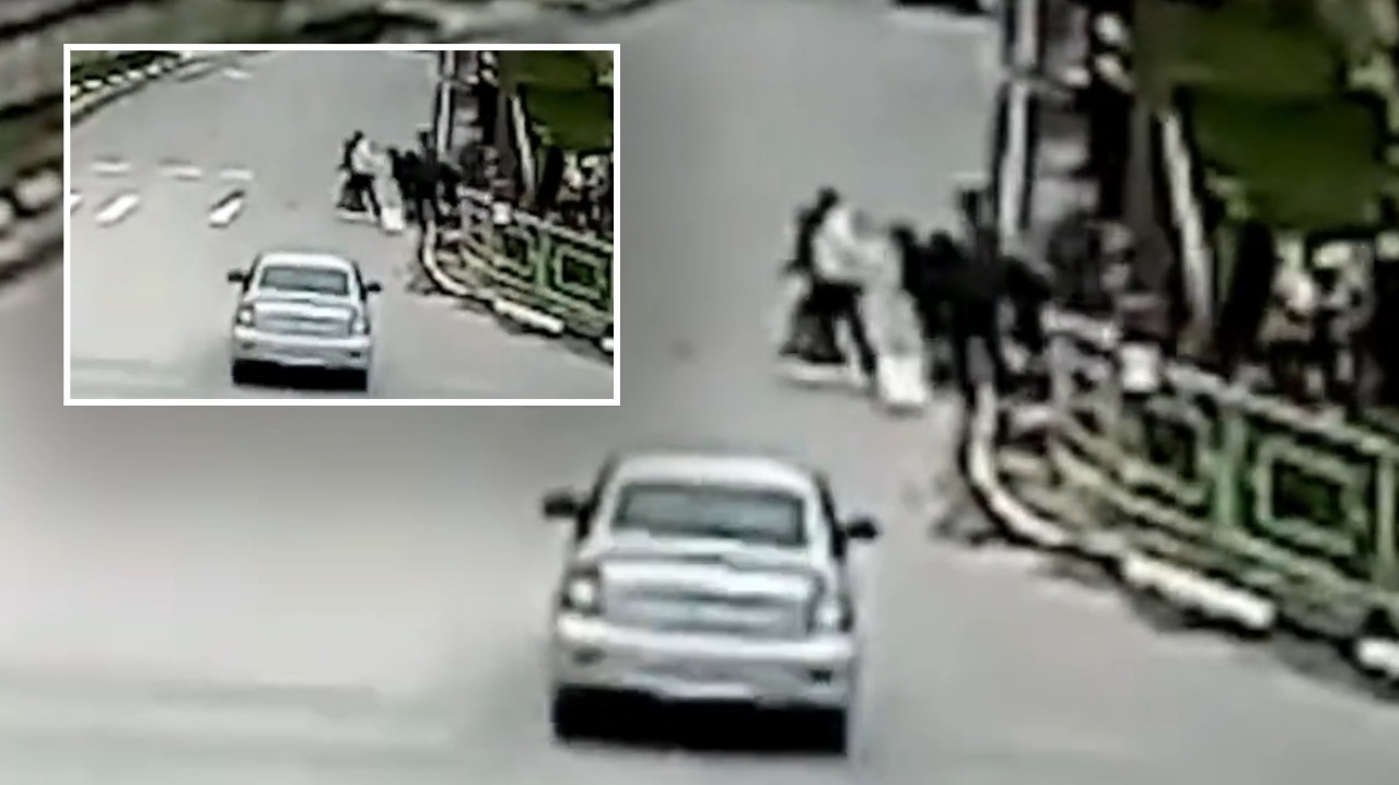 VIDEO/ Aksident i frikshëm, makina përplas 4 fëmijë ndërsa po kalonin në vijat e bardha