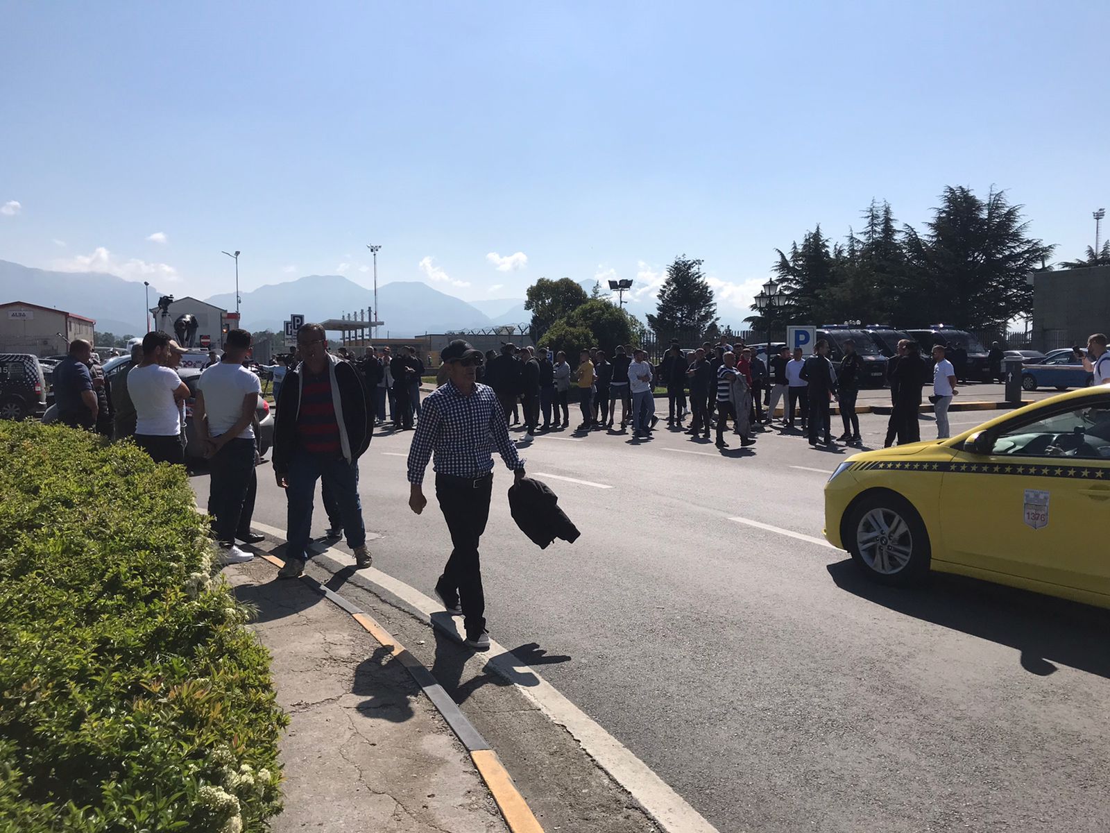 ARRSH bëri rrugën me një sens lëvizje, protestuesit bllokojnë rrethrrotullimin e aeroportit