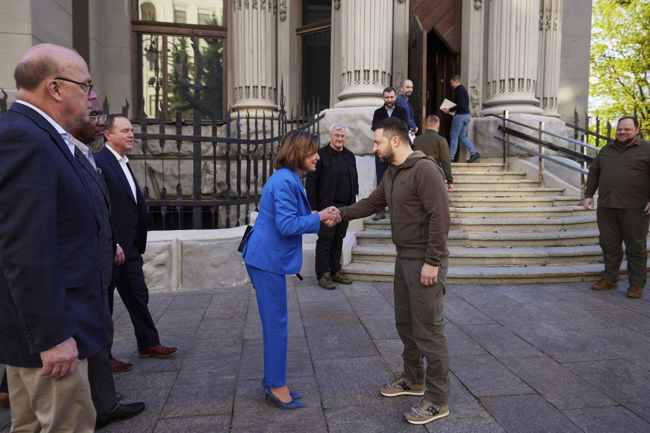 Pelosi takohet me Zelensky-n në Kiev: Do të jemi pranë jush deri sa të mbarojë lufta