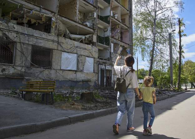 Njerëzit në Kharkiv po kthehen në shtëpi, zyrtari i këshillon: Ka ende rrezik