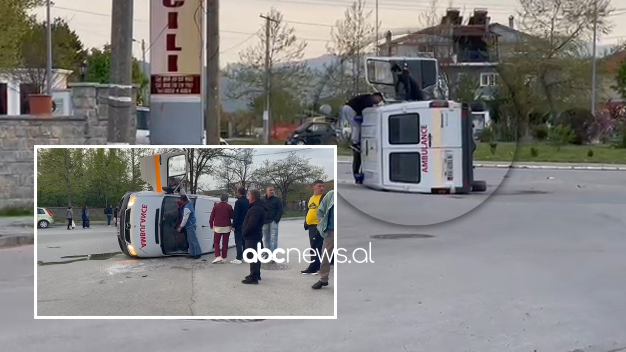 VIDEO/ Ambulanca përplaset me makinën në Korçë dhe përmbyset në rrugë