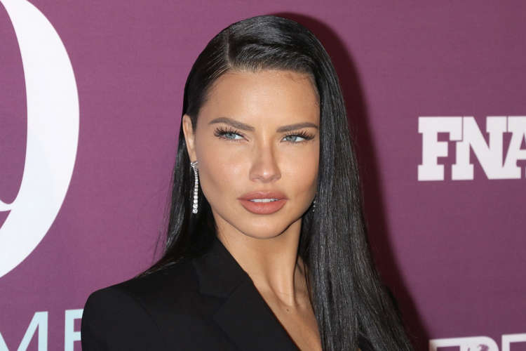 Adriana Lima tregon “sekretin” që qëndron pas flokëve të saj të shëndetshëm