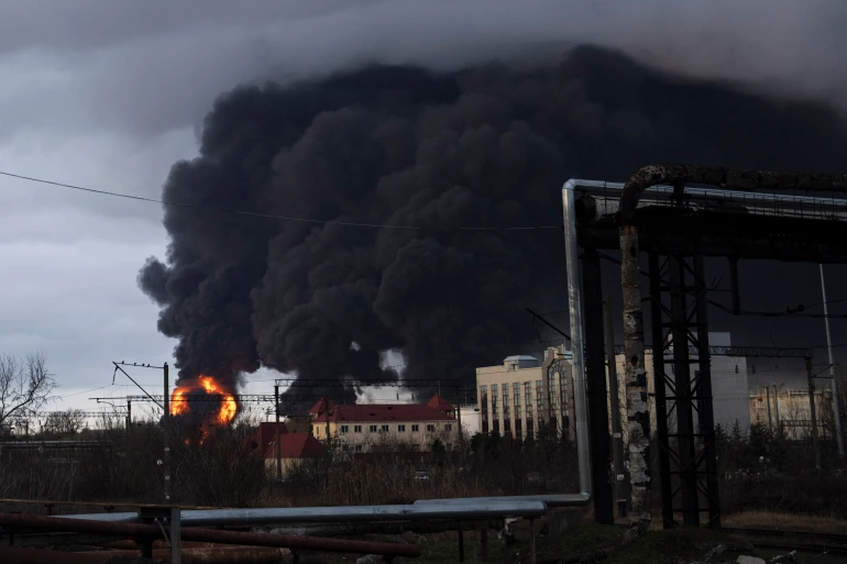 Trupat ruse qëllojnë me raketa rafinerinë e naftës në Kremenchuk