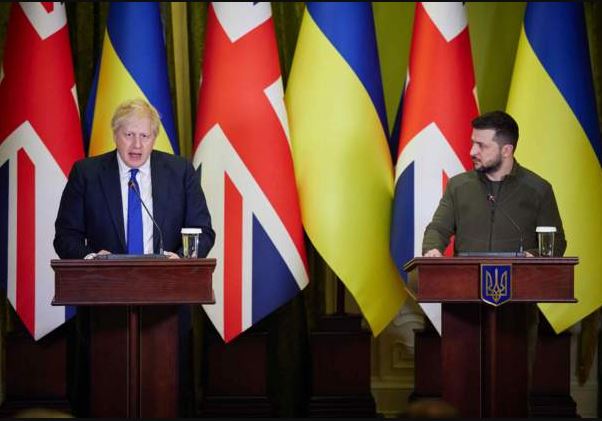 E pranon Johnson: Mund të kishim vepruar më shpejt me vizat për refugjatët ukrainas