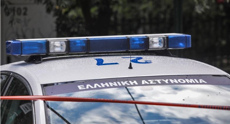 Tragjedi në Greqi, burri mbyt gruan për xhelozi, merr policinë në telefon: E vrava