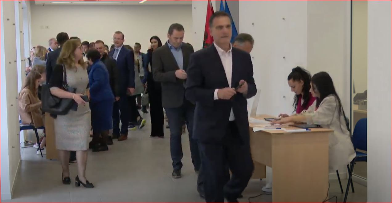 LIVE/ Mblidhet Këshilli Kombëtar i Partisë Demokratike, kush janë kandidatët për kryetar