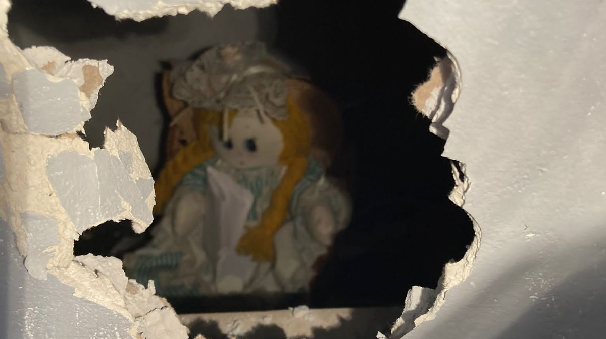 Mësuesi gjen brenda murit të shtëpisë kukullën me një shënimin rrëqethës në duar: Kam vrarë pronarët e vjetër