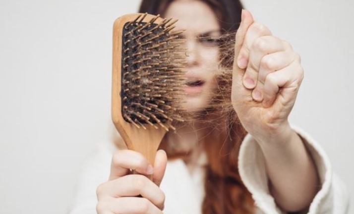 Kjo është arsyeja pse ju bien flokët