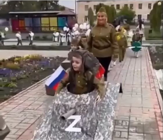 Indoktrinimi, edhe fëmijët e kopshtit të veshur me “tanke” me shkronjën “Z” për Ditën e Fitores në Rusi