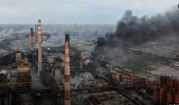 Fabrika e çelikut Azovstal në qendër të sulmeve ruse, familjarët të shqetësuar për fatin e ushtarëve të evakuuar
