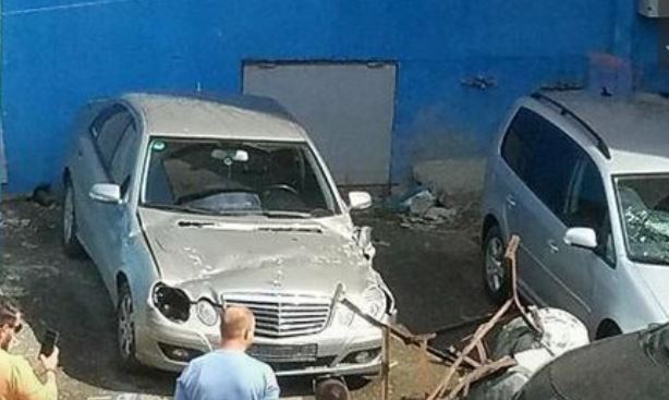 Mund të kishte shkaktuar tragjedi, depozita bie nga pallati në Tiranë, dëmton 3 makina
