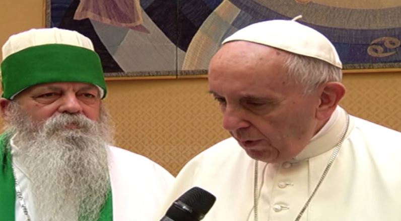 Papa Françesku takohet me Baba Mondin: Prita mikun nga Shqipëria