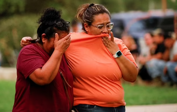 VIDEO/ Prindërit në panik, momenti kur vrapojnë drejt vendit ku vdiqën 21 persona në Teksas