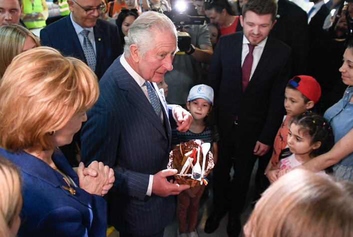 I shpëtuan mizorive ruse, Princi Charles viziton qendrën e refugjatëve ukrainas në Rumani