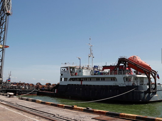 E ngarkuar me metale e me destinacion Rusinë, një anije niset nga porti i Mariupol-it për herë të parë nga shkurti