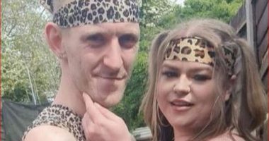 Çifti i martuar fiton 10,000 £ në muaj vetëm duke u veshur si Tarzan dhe Jane