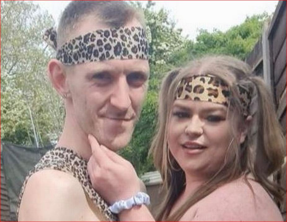 Çifti i martuar fiton 10,000 £ në muaj vetëm duke u veshur si Tarzan dhe Jane