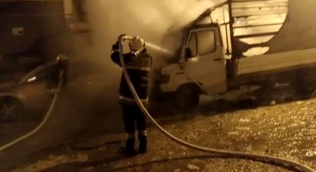 Shkrumbohet nga flakët në furgon në Vlorë, dyshohet për zjarrvënie të qëllimshme