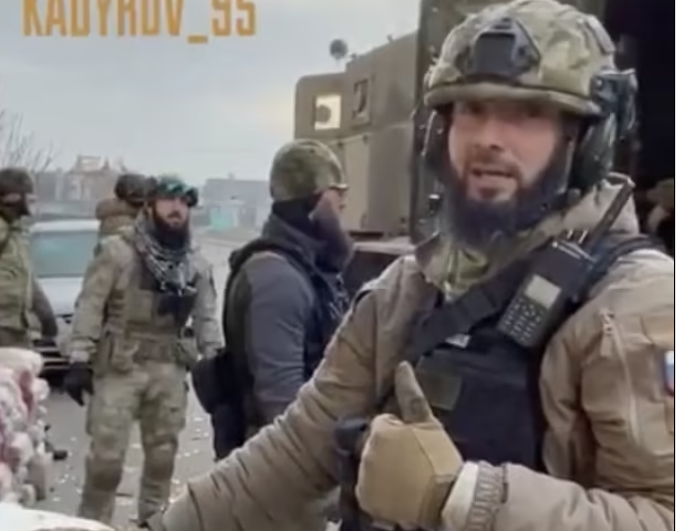 Ushtarët rusë u shpërndajnë ushqime të bllokuarve në Mariupol, bëjnë “bamirësi” me ndihmat e ukrainasve