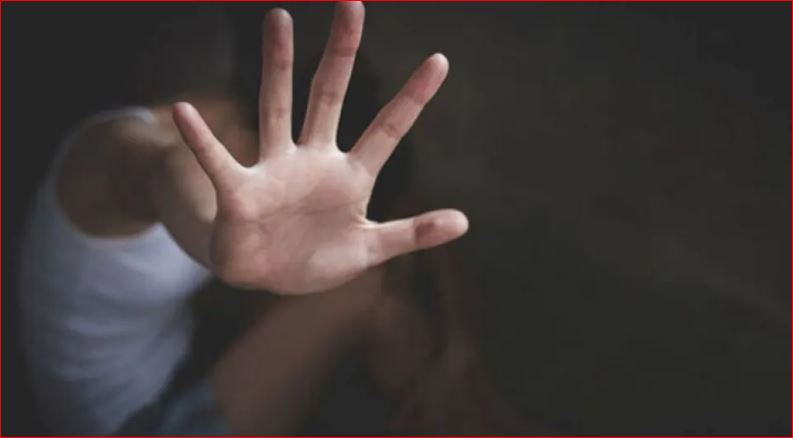 “Ka abuzuar për 6 muaj”, babi në Greqi i kërkonte vajzës 10-vjeçare të zhvishej para tij dhe më pas e prekte