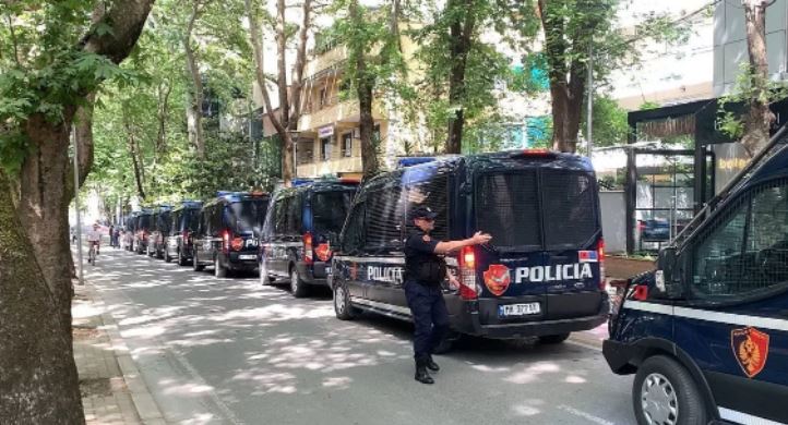 Dhuna e huliganëve/ Jo vetëm nga Elbasani, por edhe nga Shkodra, dhjetëra efektivë policie sillen nga rrethet në Tiranë