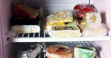 Sa mund të qëndrojë djathi në frigorifer?