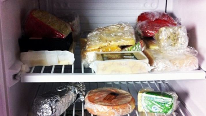 Sa mund të qëndrojë djathi në frigorifer?